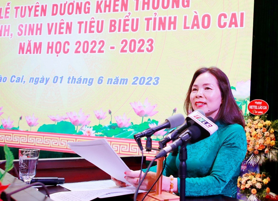 Bà Dương Bích Nguyệt, Giám đốc Sở GD&ĐT Lào Cai phát biểu tại buổi lễ. Bà Dương Bích Nguyệt, Giám đốc Sở GD&ĐT Lào Cai phát biểu tại buổi lễ.