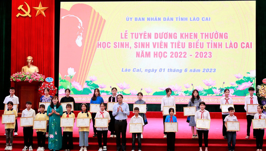 Học sinh, sinh viên tiêu biểu được vinh danh tại buổi lễ. Học sinh, sinh viên tiêu biểu được vinh danh tại buổi lễ.