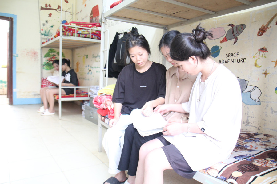 Học sinh trường Phổ thông DTNT huyện Tân Uyên đang dồn sức ôn tập. Học sinh trường Phổ thông DTNT huyện Tân Uyên đang dồn sức ôn tập.