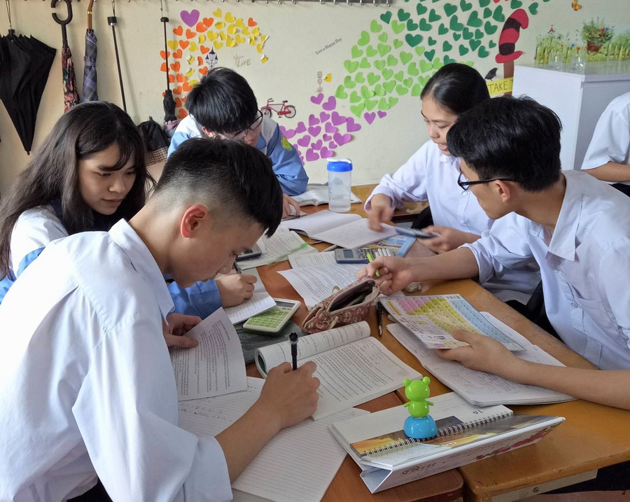 Học sinh trường THPT Chuyên Lào Cai đang gấp rút ôn tập. Học sinh trường THPT Chuyên Lào Cai đang gấp rút ôn tập.