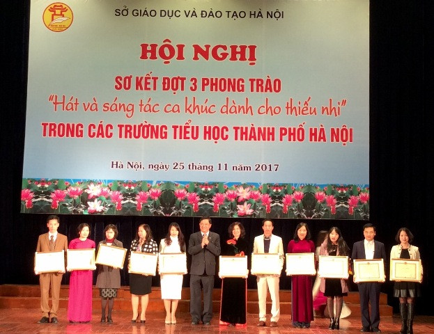 Ông Phạm Xuân Tiến - Phó Giám đốc Sở GD&ĐT Hà Nội trao thưởng cho các đơn vị đạt thành tích xuất sắc Ông Phạm Xuân Tiến - Phó Giám đốc Sở GD&ĐT Hà Nội trao thưởng cho các đơn vị đạt thành tích xuất sắc