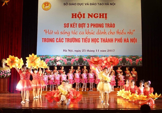 Học sinh trường Tiểu học Giang Biên thể hiện ca khúc "Bốn mùa em yêu" của cô giáo Hứa Thu Huyền Học sinh trường Tiểu học Giang Biên thể hiện ca khúc "Bốn mùa em yêu" của cô giáo Hứa Thu Huyền