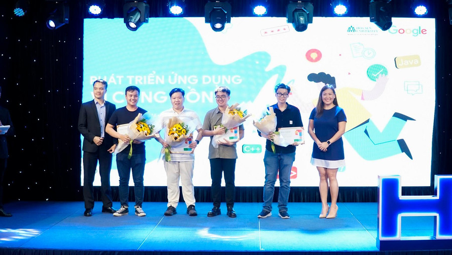 Bà Janise Tan và ThS. Nguyễn Hải Ninh - Phó Hiệu trưởng HSU trao chứng nhận và hoa cho 4 thành viên của Gateway