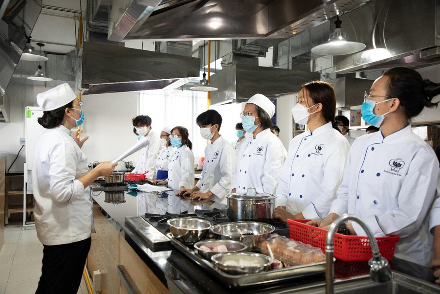 Sinh viên HUFI được học tập, thực hành với cơ sở vật chất hiện đại. Sinh viên HUFI được học tập, thực hành với cơ sở vật chất hiện đại.