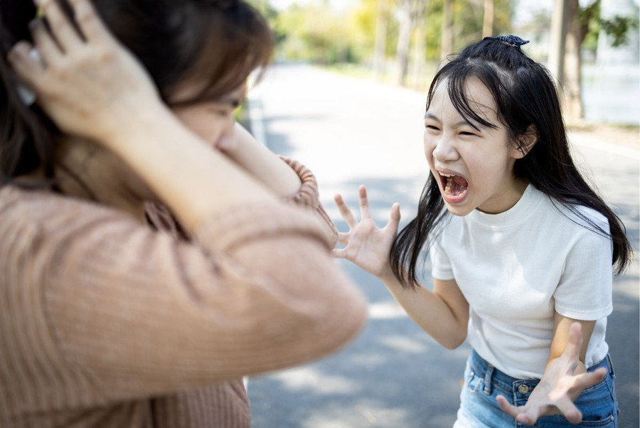 Không có gì lạ khi hàng ngày cha mẹ chứng kiến con trải qua những cơn giận dữ giống như người lớn. (Ảnh: ITN).