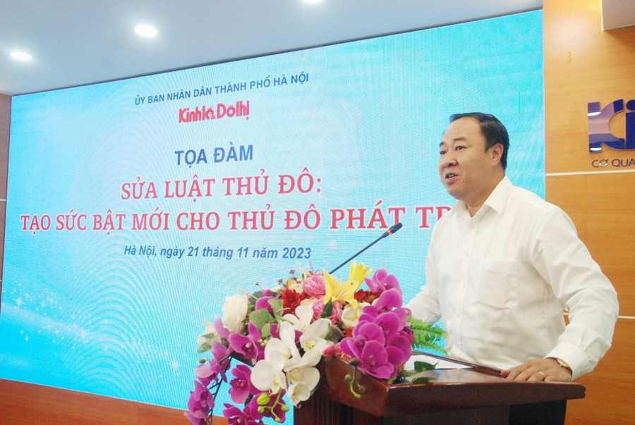 Ông Nguyễn Xuân Khánh, Phó Tổng Biên tập báo Kinh tế và Đô thị phát biểu khai mạc tọa đàm. (Ảnh: Công Phương)