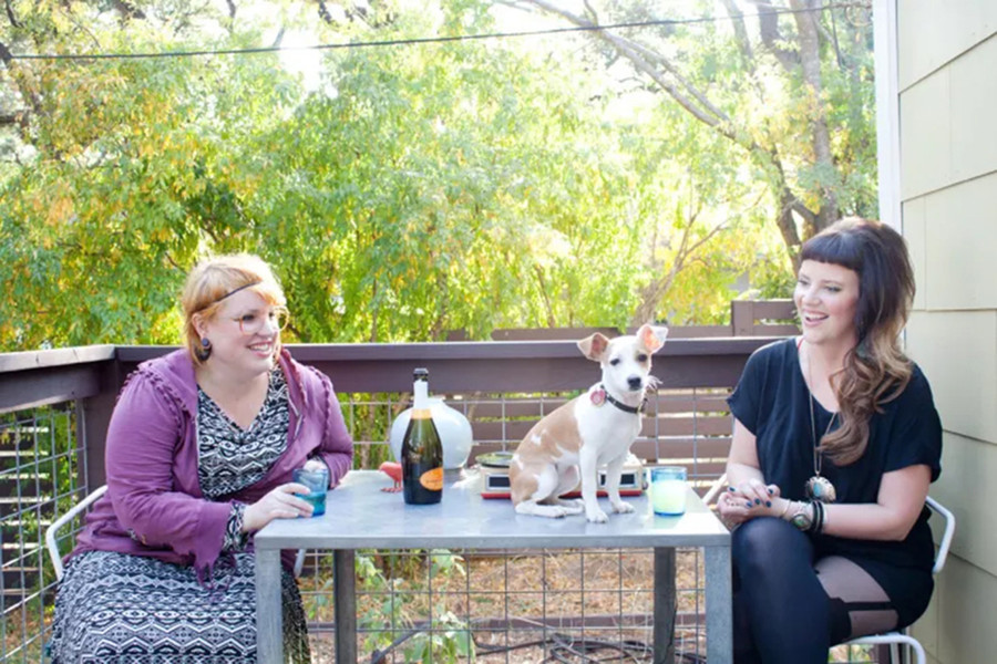 Thú cưng sẽ giúp bạn bắt chuyện với một người bạn mới. (Ảnh: ITN).