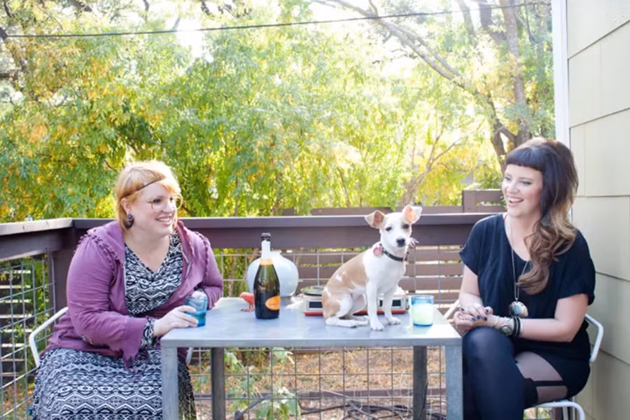 Thú cưng sẽ giúp bạn bắt chuyện với một người bạn mới. (Ảnh: ITN).