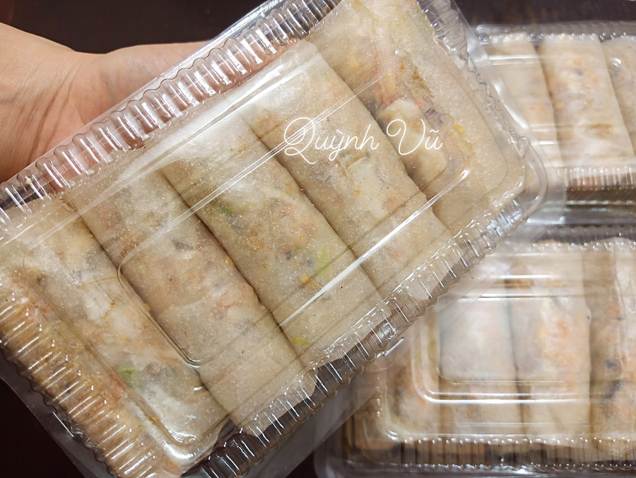 Gói nem bằng vỏ ram bạn có thể trữ đông nem mà không cần rán qua. Gói nem bằng vỏ ram bạn có thể trữ đông nem mà không cần rán qua.