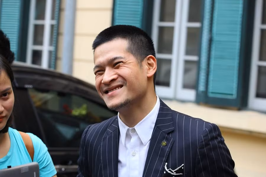 Đạo diễn Việt Tú hồ hởi tại tòa