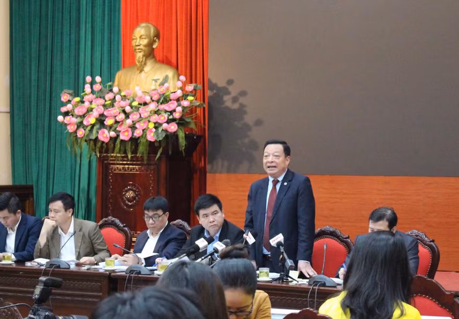 Ông Vũ Hồng Trường thông tin tại buổi giao ban báo chí