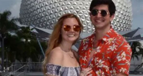 Cô gái nhờ cộng đồng mạng tìm giúp bạn trai lạc ở công viên ảnh 1 Bức ảnh Blake chụp cùng bạn trai được cô đăng lên bạn để nhờ mọi người tìm kiếm giúp. Ảnh: News.