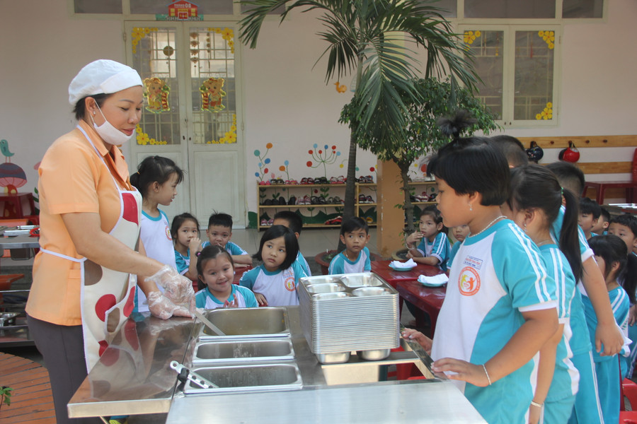 Cô Phạm Thị Hoa Nhài chuẩn bị bữa ăn trưa cho học sinh lớp 1 Cô Phạm Thị Hoa Nhài chuẩn bị bữa ăn trưa cho học sinh lớp 1