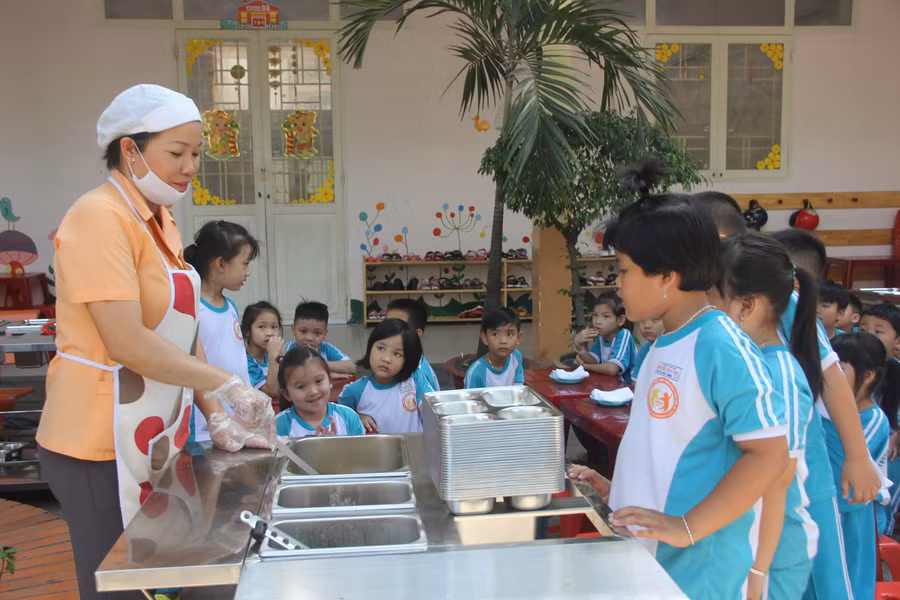 Cô Phạm Thị Hoa Nhài chuẩn bị bữa ăn trưa cho học sinh lớp 1