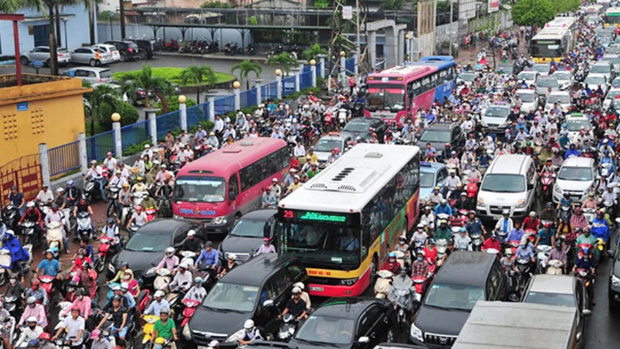 Hạn chế xe máy trong các quận nội thành, tiến tới dừng hẳn vào năm 2030 khi hạ tầng giao thông công cộng bảo đảm. (Ảnh nguồn Internet)