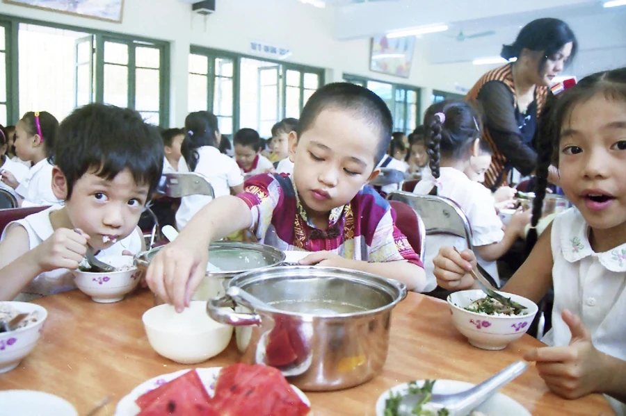 Cần cộng đồng trách nhiệm trong việc xây dựng và kiểm soát bữa ăn trong trường học. Ảnh: Hà Thành