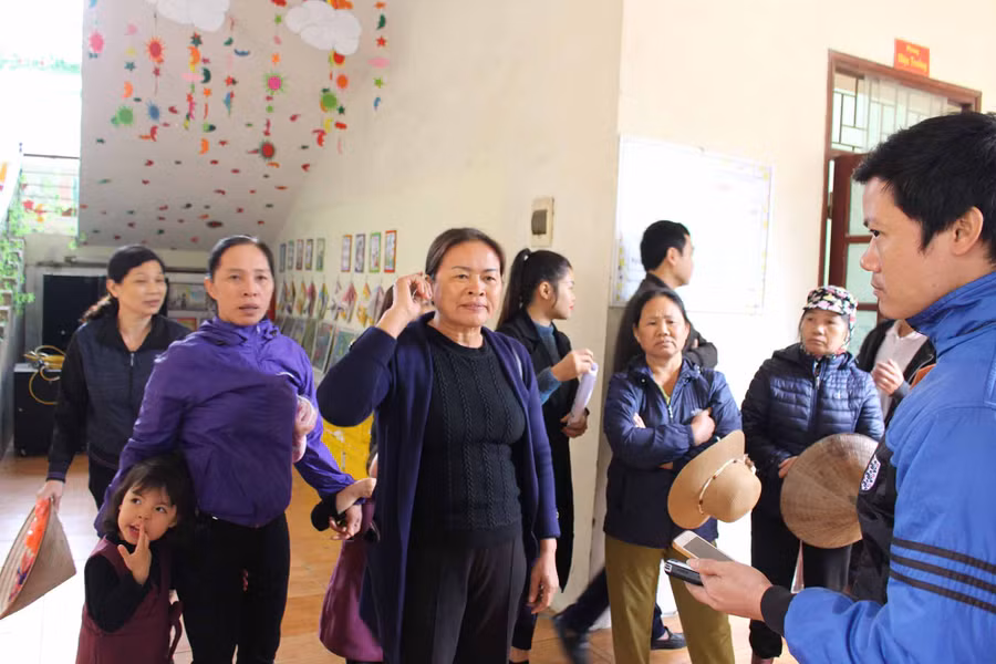 Phụ huynh tiếp tục kéo đến trường yêu cầu làm rõ sự việc và trách nhiệm người liên quan. Ảnh: Đăng Chung Phụ huynh tiếp tục kéo đến trường yêu cầu làm rõ sự việc và trách nhiệm người liên quan. Ảnh: Đăng Chung