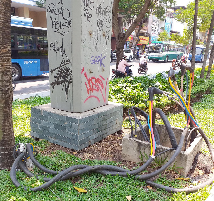 Lõi dây điện lộ thiên ra bên ngoài bãi cỏ tại công viên Lõi dây điện lộ thiên ra bên ngoài bãi cỏ tại công viên