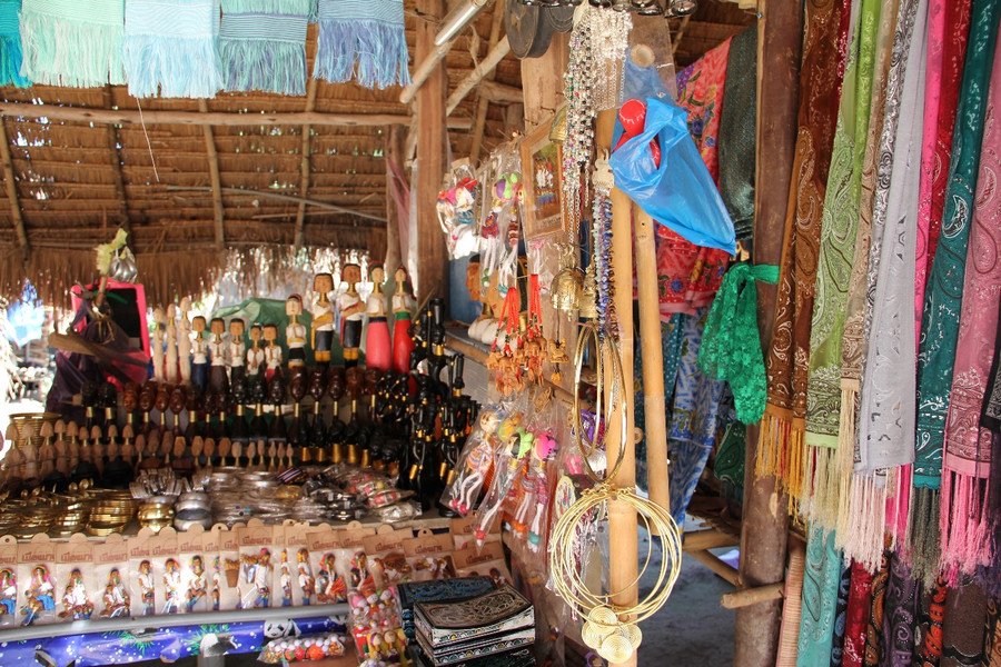 Sản phẩm lưu niệm được bày bán ở một quầy hàng. Sản phẩm lưu niệm được bày bán ở một quầy hàng.