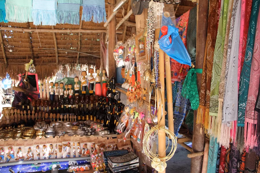 Sản phẩm lưu niệm được bày bán ở một quầy hàng.