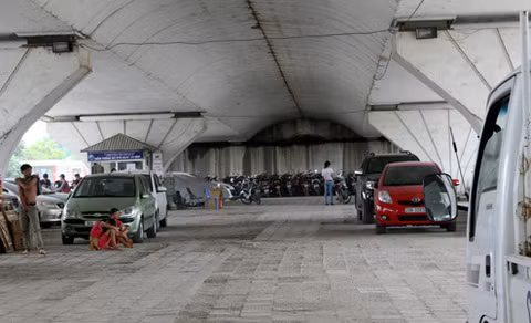 Bộ Giao thông bác đề xuất trông giữ xe dưới gầm cầu vượt