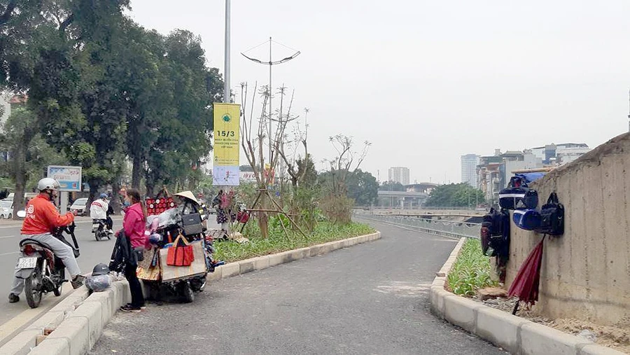 Tình trạng người dân ngang nhiên bán hàng rong trên làn đường của người đi bộ bắt đầu xuất hiện