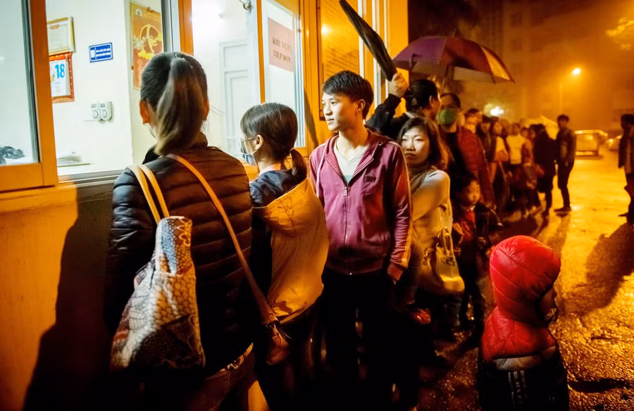 Từ 2 giờ sáng ngày 19/3, tại Viện Sốt rét - Ký sinh trùng - Côn trùng Trung ương đã có rất đông gia đình tại huyện Thuận Thành đưa con em xếp hàng dưới mưa để đợi đến lượt xét nghiệm. Ảnh: Thế Đại