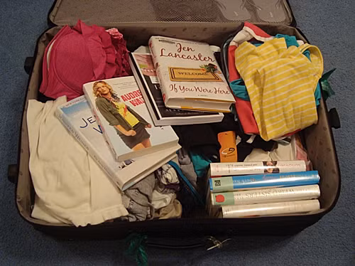 Sách là một trong những thủ phạm dễ khiến bạn bị quá ký hành lý nhất. Vì thế,chỉ nên mang theo tối đa 2 cuốn sách nếu bạn có hành lý ký gửi. Còn nếu bạn là người yêu sách thì có thể thay thể bằng e-book cũng khá tiện lợi, lại nhẹ nhàng hơn nhiều.