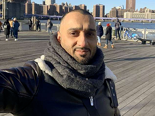 Tiếp viên phá cửa phòng vệ sinh vì khách dùng quá lâu