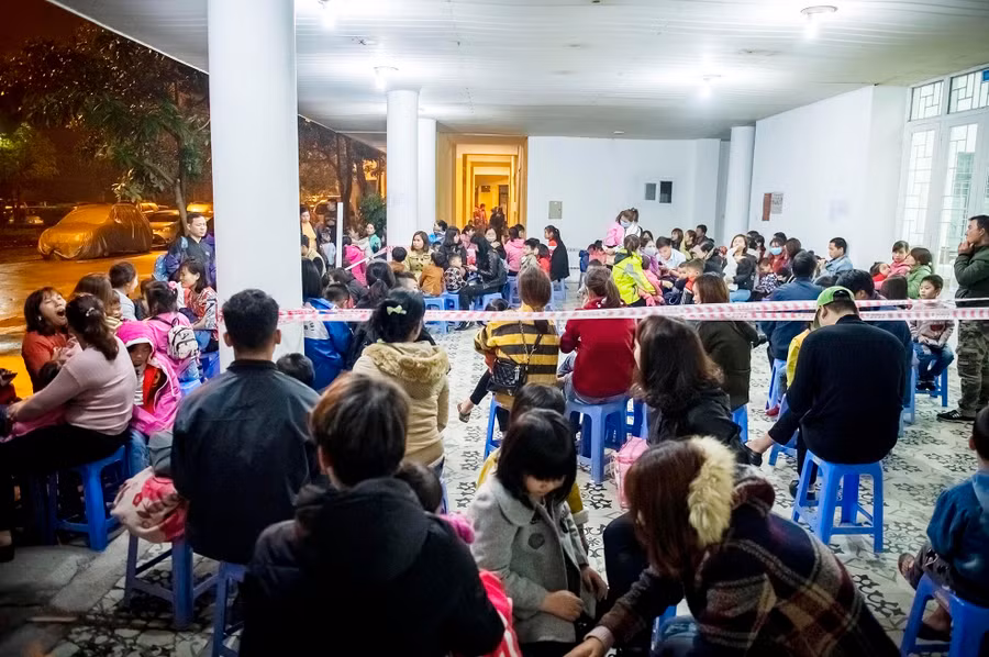 Trong sáng sớm 19/3 đã có khoảng 200 cháu được phụ huynh đưa đến đợi xét nghiệm tại Viện Sốt rét - Ký sinh trùng - Côn trùng Trung ương. Ảnh: Thế Đại Trong sáng sớm 19/3 đã có khoảng 200 cháu được phụ huynh đưa đến đợi xét nghiệm tại Viện Sốt rét - Ký sinh trùng - Côn trùng Trung ương. Ảnh: Thế Đại