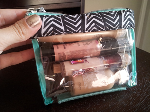 Bạn nên chọnbộmỹ phẩm size dành riêng cho du lịch (travel kit) để tiết kiệm chỗ trống. Đồng thời nếu sử dụng hết, bạn cũng có thể vứt chúng đi cho nhẹ, không phải mang đi mang về nhiều lần.