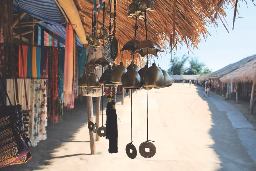 Ngôi làng du lịch do Chính phủ Thái Lan xây dựng, mời người cổ dài Karen đến “làm việc”.