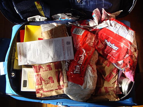 Đem theo quá nhiều đồ ăn vặt cũng không phải ý hay. Các tín đồ ăn hàng cũng chỉ nên mang theo vài gói nhỏ để đỡ buồn miệng lúc chờ đợi, hoặc chống đói khi cần thiết. Bạn hãy mua thêm đồ ăn vặtởcác cửa hàng tiện lợi địa phương bởi mỗi nơi mỗi khác, bạn sẽ có cơ hội thưởng thức đồ ăn mới lạ hơn.