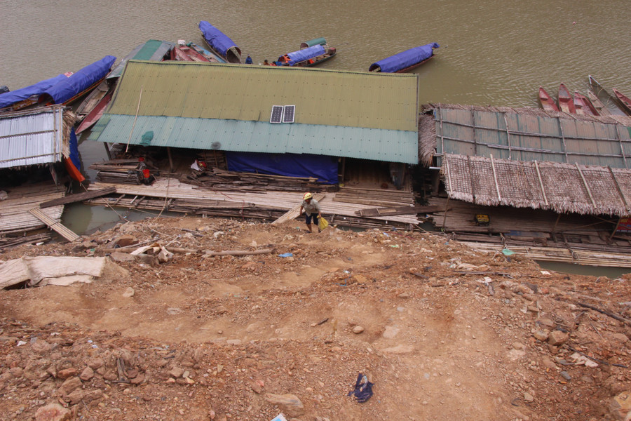 Nhà bè nơi bến thượng lưu tụt sâu theo mức nước hồ