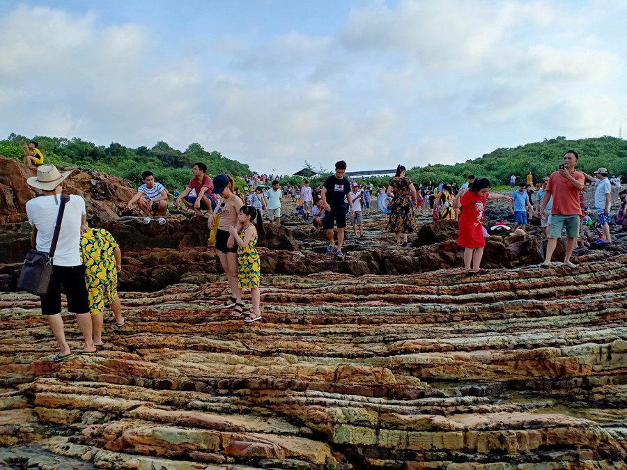 Đón bình minh trên bãi đá Móng Rồng muôn sắc. Ảnh: T.G Đón bình minh trên bãi đá Móng Rồng muôn sắc. Ảnh: T.G