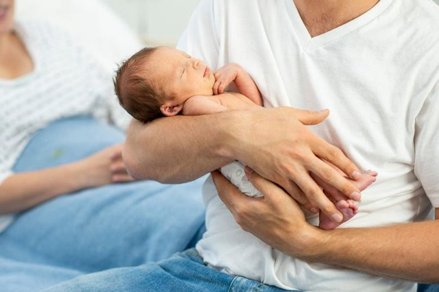 Chị dâu vừa sinh con, em chồng nhận ngay ra điểm bất thường khiến gia đình sốc nặng