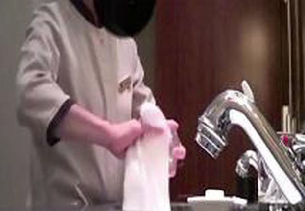 Nhân viên lấy khăn tắm lau bồn cầu, khách sạn 5 sao dùng chip để kiểm soát Nhân viên lấy khăn tắm lau bồn cầu, khách sạn 5 sao dùng chip để kiểm soát