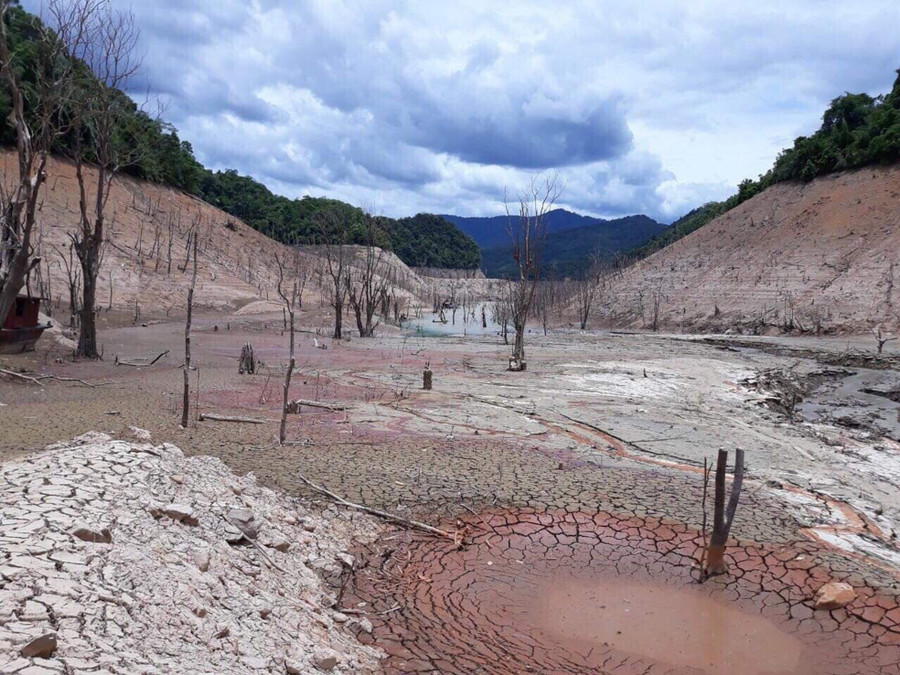Thượng nguồn lòng sông Nậm Nơn (thuộc xã Hữu Khuông) cạn khô nứt nẻ Thượng nguồn lòng sông Nậm Nơn (thuộc xã Hữu Khuông) cạn khô nứt nẻ