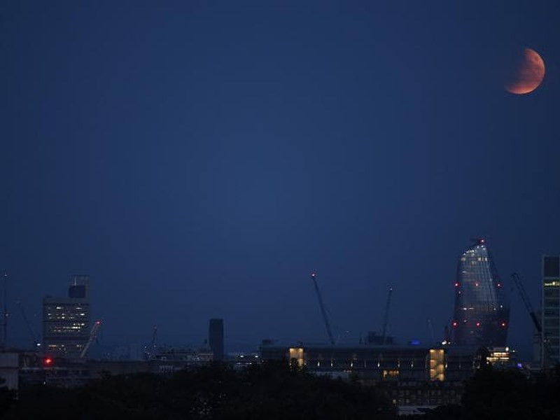 Hình ảnh nguyệt thực một phần trên bầu trời London, Anh. Hình ảnh nguyệt thực một phần trên bầu trời London, Anh.