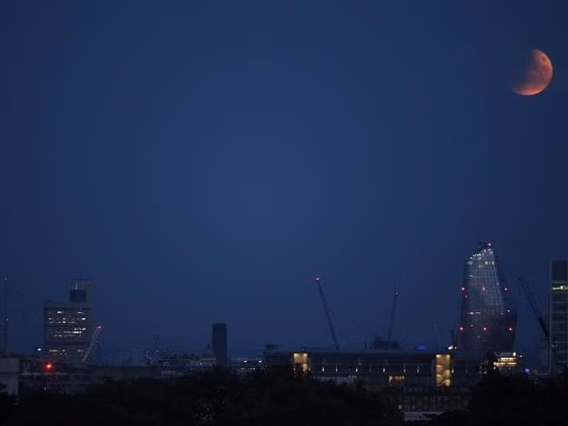 Hình ảnh nguyệt thực một phần trên bầu trời London, Anh.