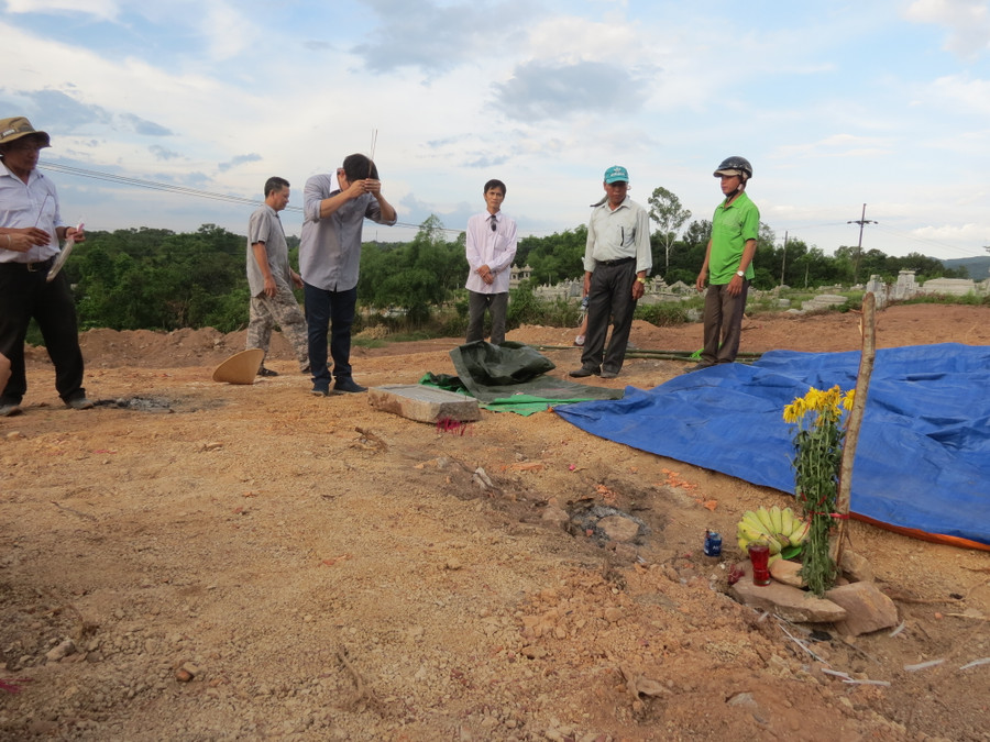 Sau đó tâm bia bà Tài nhân (một trong những bà phi của vua Tự Đức) được trả về vị trí cũ của ngôi mộ