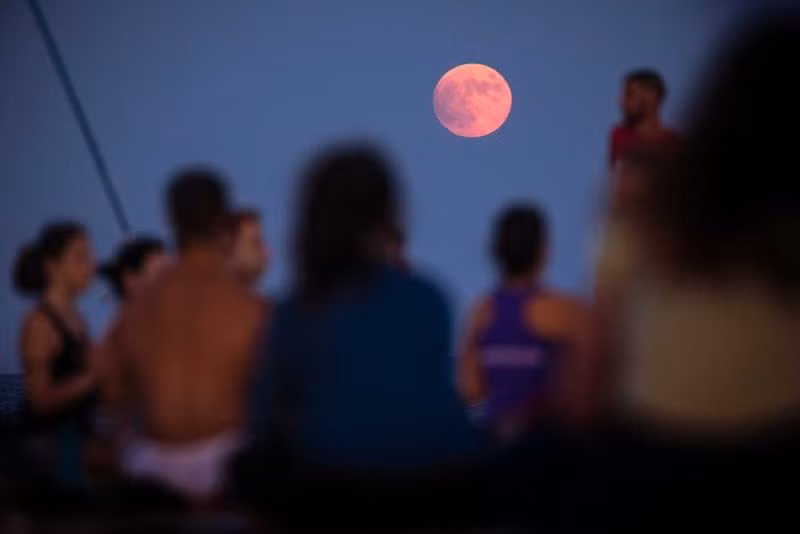 Một lớp yoga theo dõi nguyệt thực một phần trên Địa Trung Hải ở Barcelona, Tây Ban Nha.