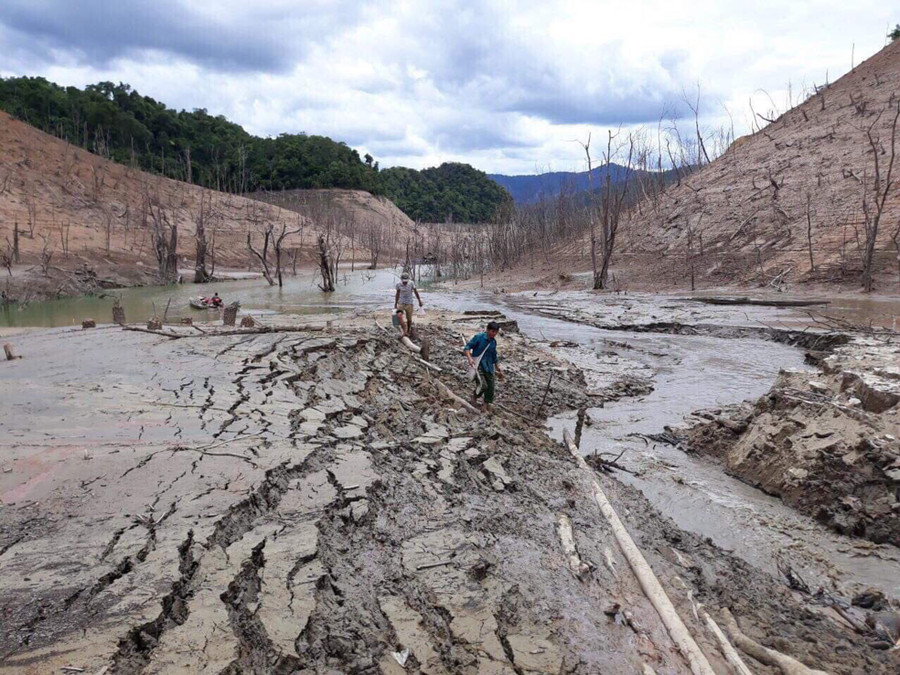 Lòng hồ Bản Vẽ cạn khô đáy phía thượng nguồn Lòng hồ Bản Vẽ cạn khô đáy phía thượng nguồn