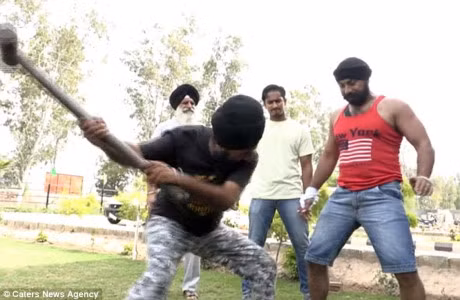 Nguoi dan ong dung bua dap vao... cho hiem mong duoc cong nhan danh hieu Khoe nhat hanh tinh - Anh 1