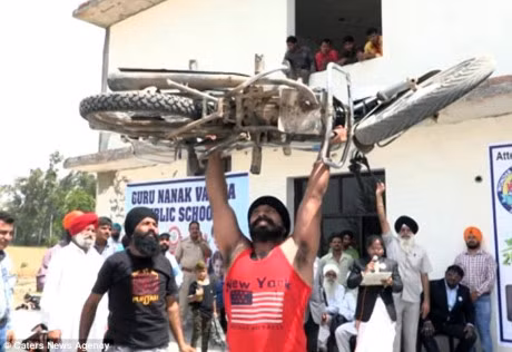 Nguoi dan ong dung bua dap vao... cho hiem mong duoc cong nhan danh hieu Khoe nhat hanh tinh - Anh 8