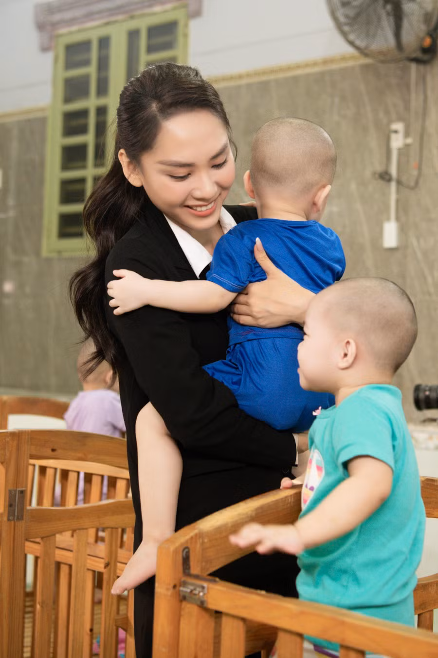 Hoa hậu Mai Phương đến thăm Trung tâm nuôi dưỡng trẻ mồ côi.