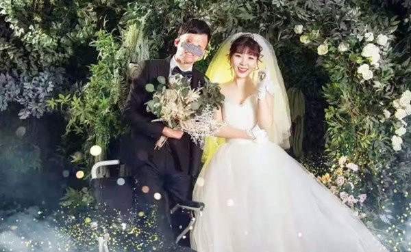 Chú rể dùng miệng trao nhẫn cưới, hai họ bật khóc khi nhìn thấy gương mặt cô dâu ảnh 1 chu re dung mieng trao nhan cuoi, hai ho bat khoc khi nhin thay guong mat co dau - 3