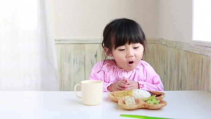 Không cần dụ dỗ bằng điện thoại, trẻ vẫn tự giác ăn trun thút nhờ được dạy những kỹ năng sau