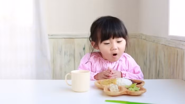  Không cần dụ dỗ bằng điện thoại, trẻ vẫn tự giác ăn trun thút nhờ được dạy những kỹ năng sau 