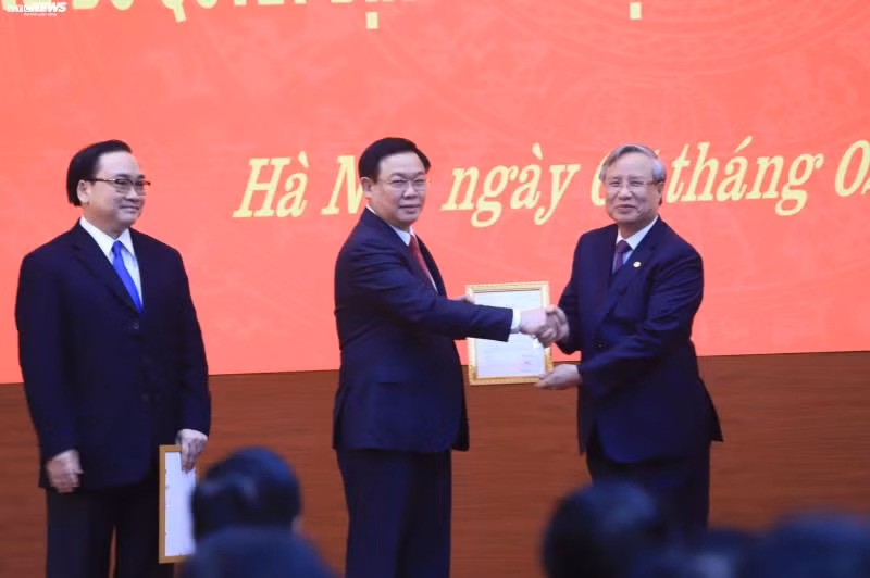 Trao quyết định cho tân Bí thư Thành ủy Hà Nội Vương Đình Huệ